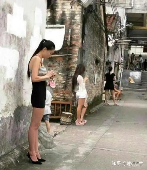 博罗县小巷子里站着人